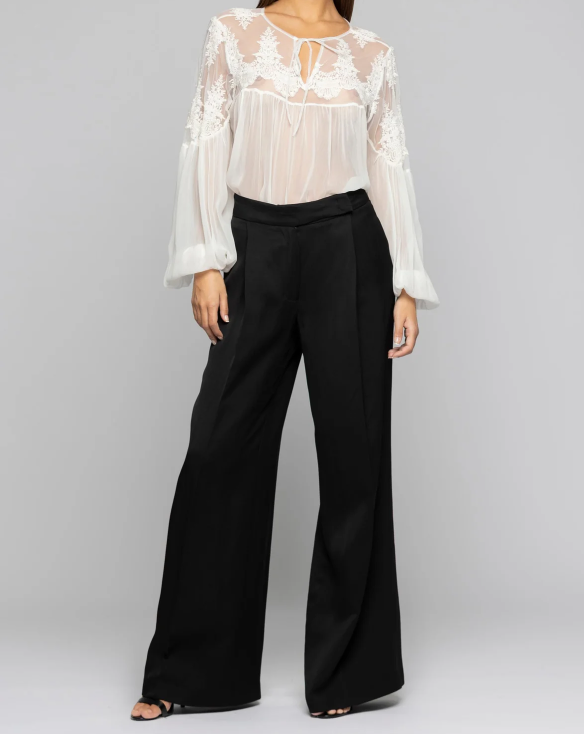 Pantalón recto con raya en negro
