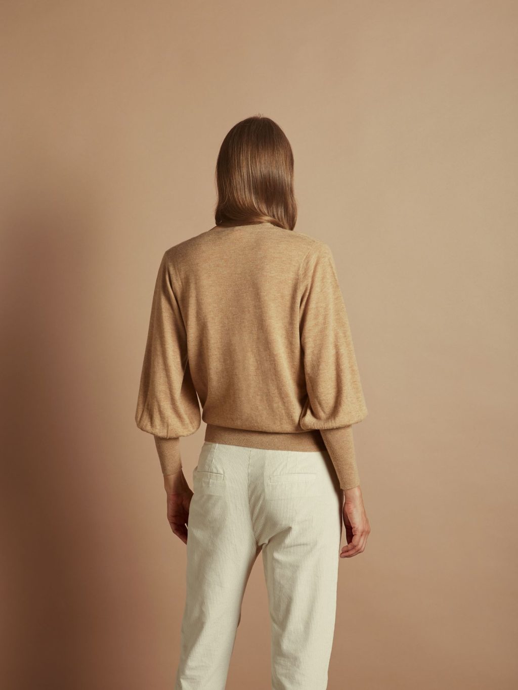 Jersey punto escote pico camel