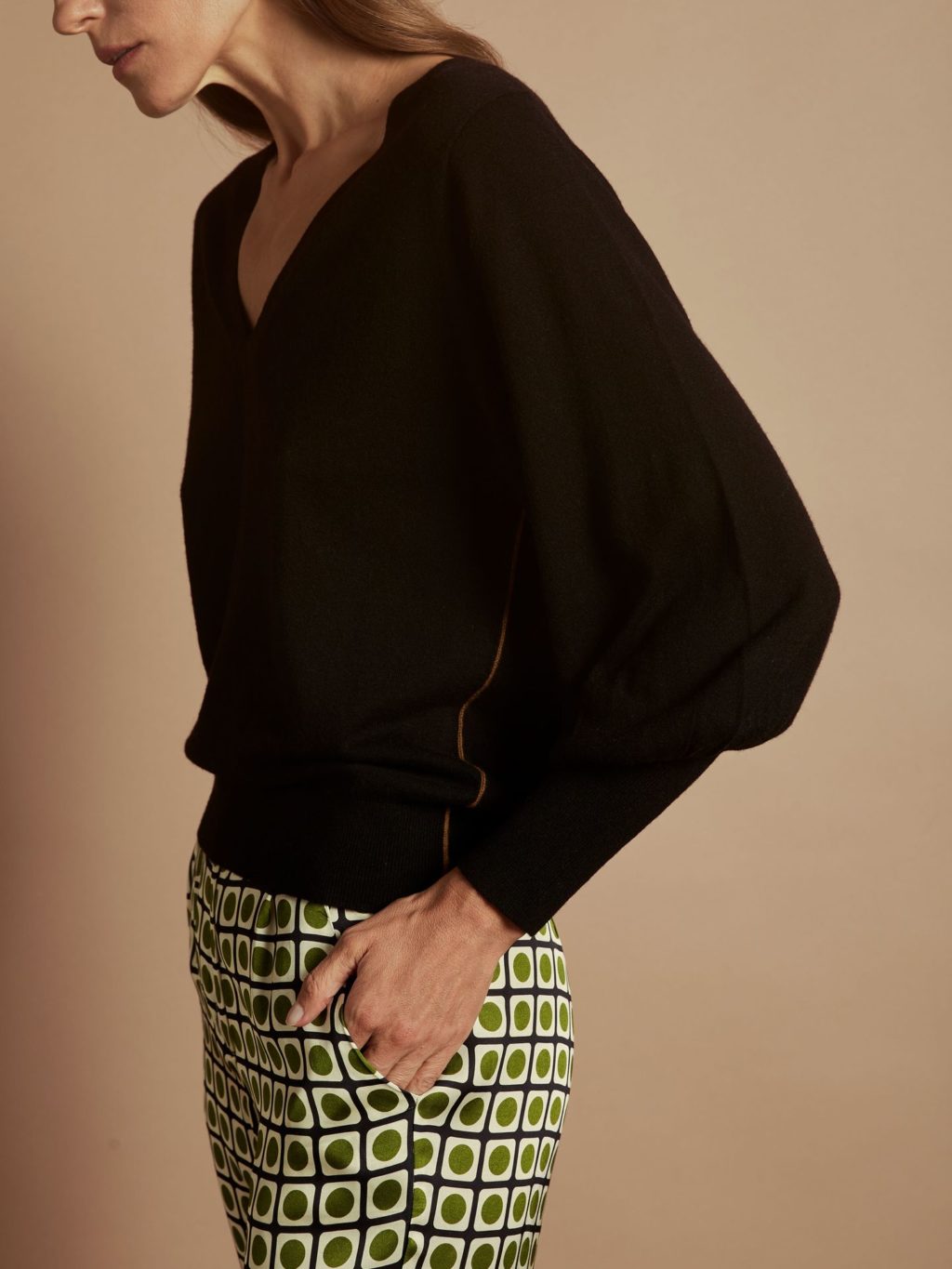 Jersey punto escote pico negro