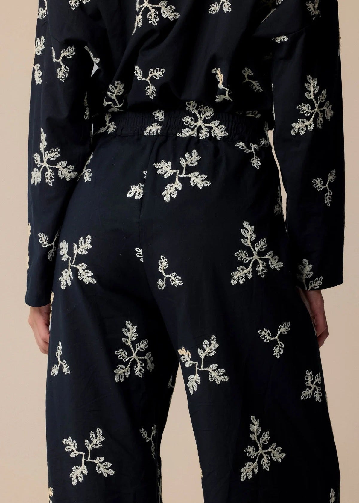 Pantalón palazzo bordado negro