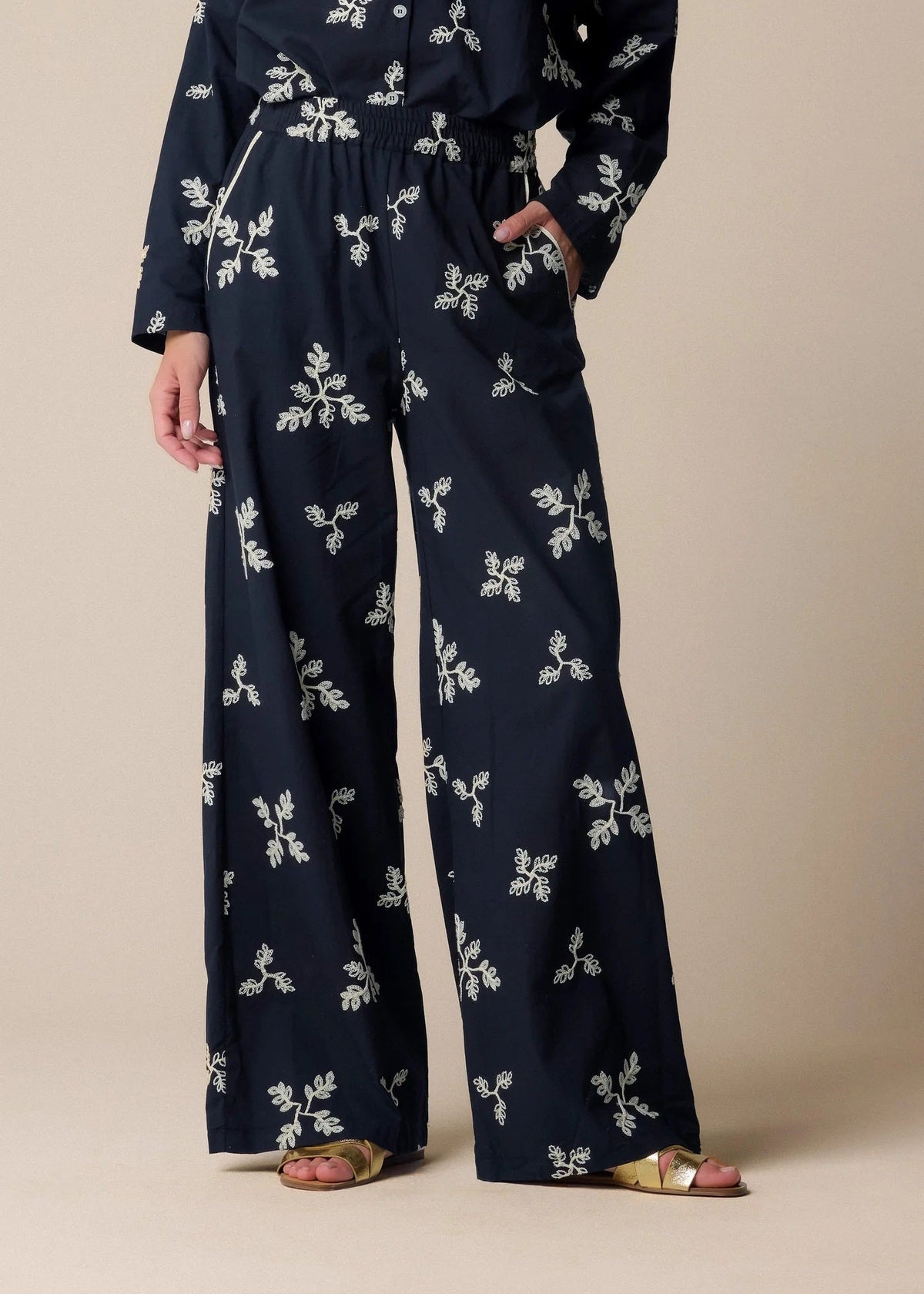 Pantalón palazzo bordado negro