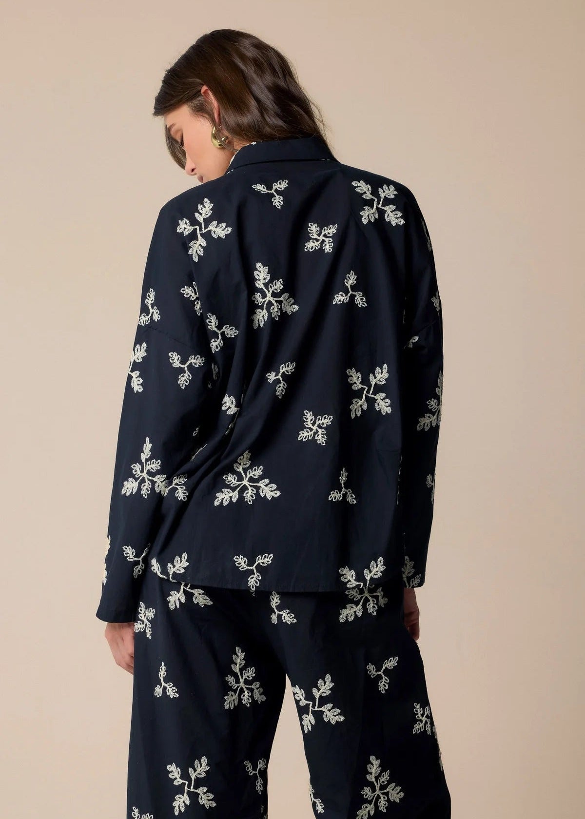 Blusa negra bordada en blanco