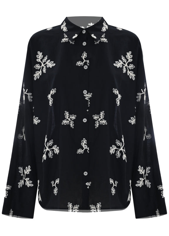 Blusa negra bordada en blanco