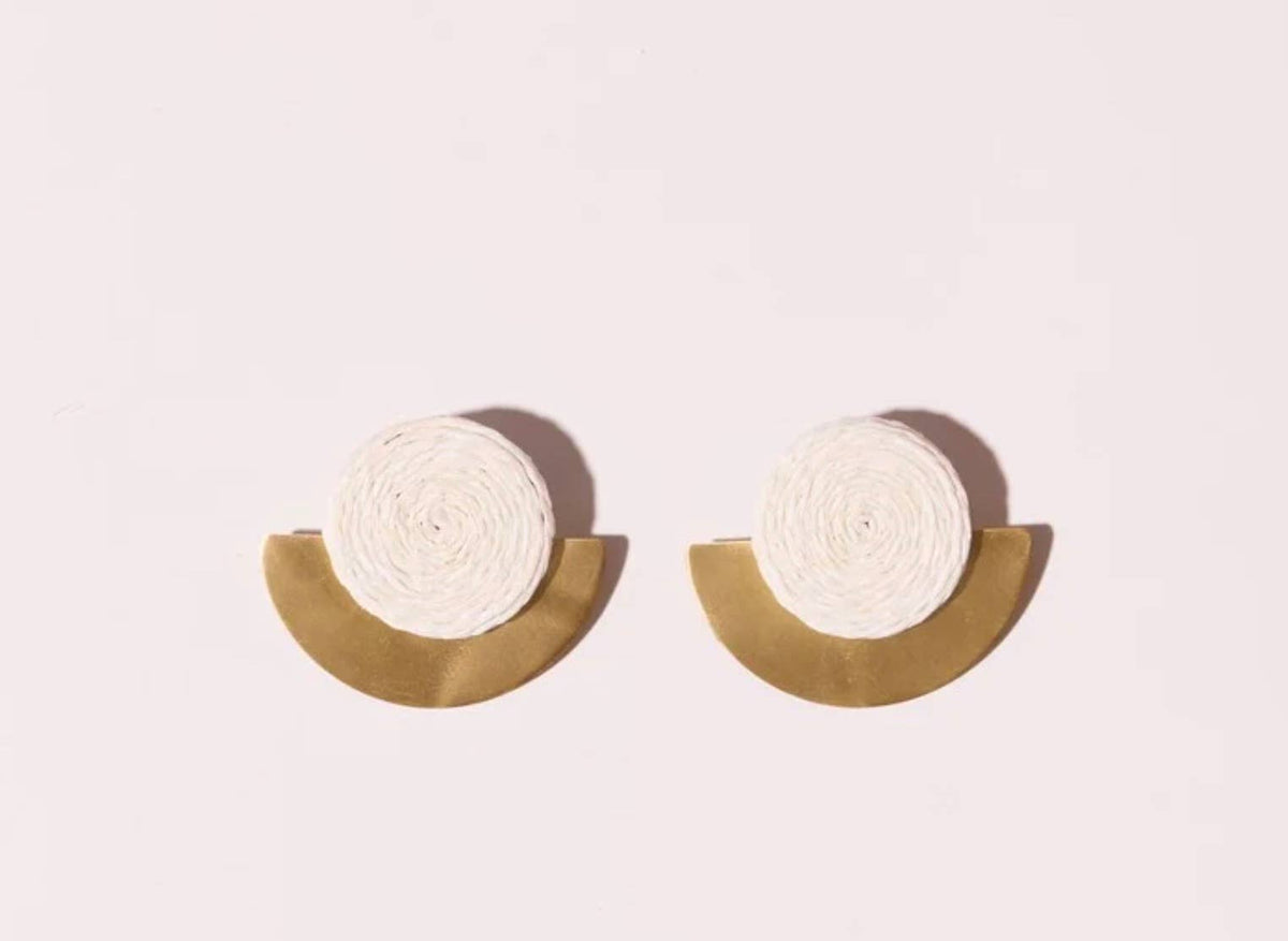 PENDIENTE DE RAFIA Y ACERO BEIGE