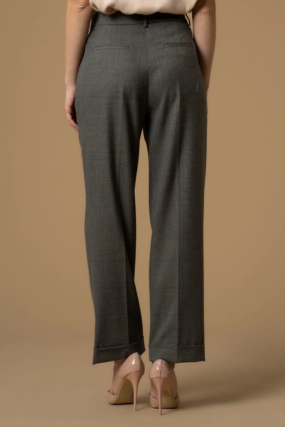 Pantalón pinzas cuadros grises