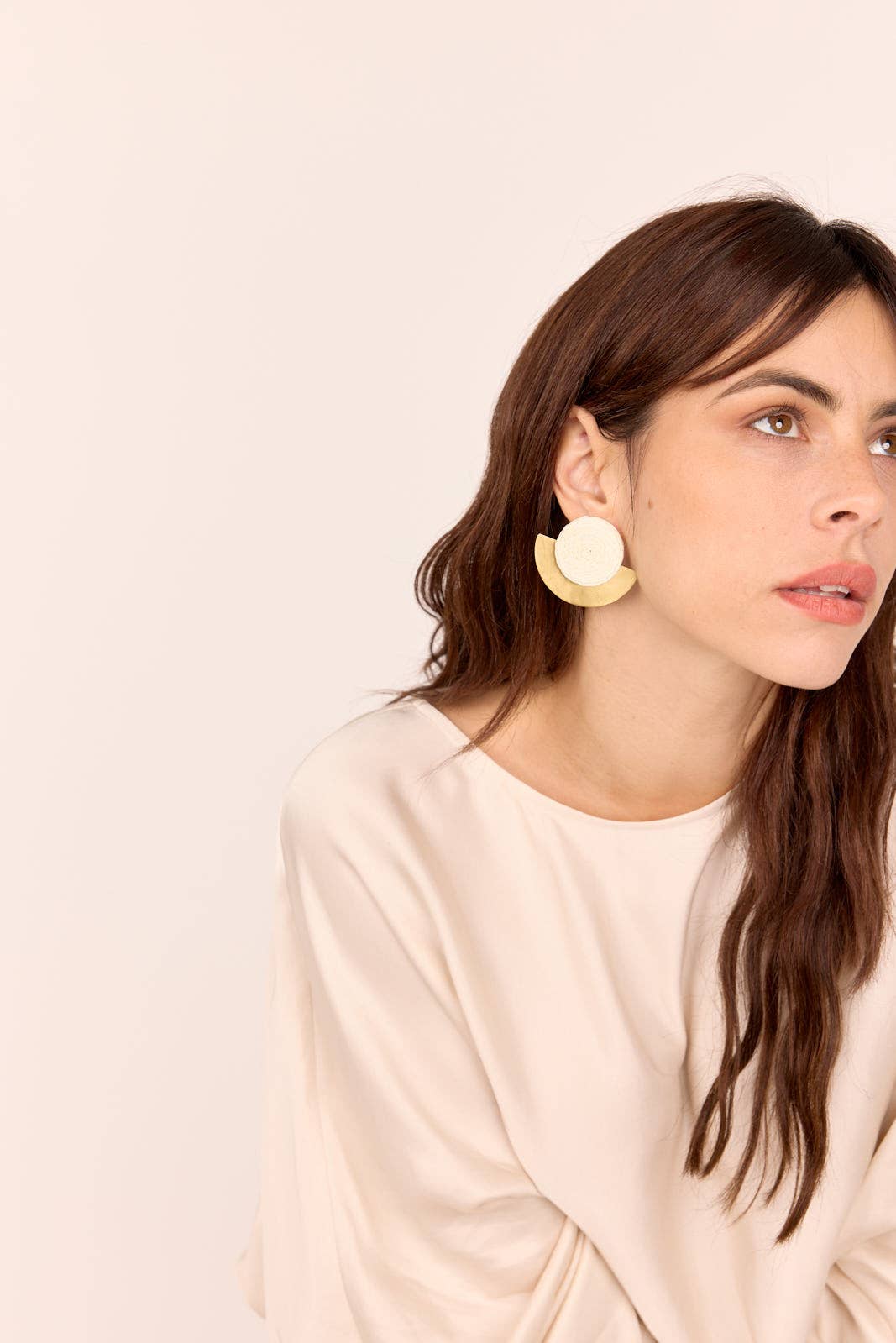PENDIENTE DE RAFIA Y ACERO BEIGE