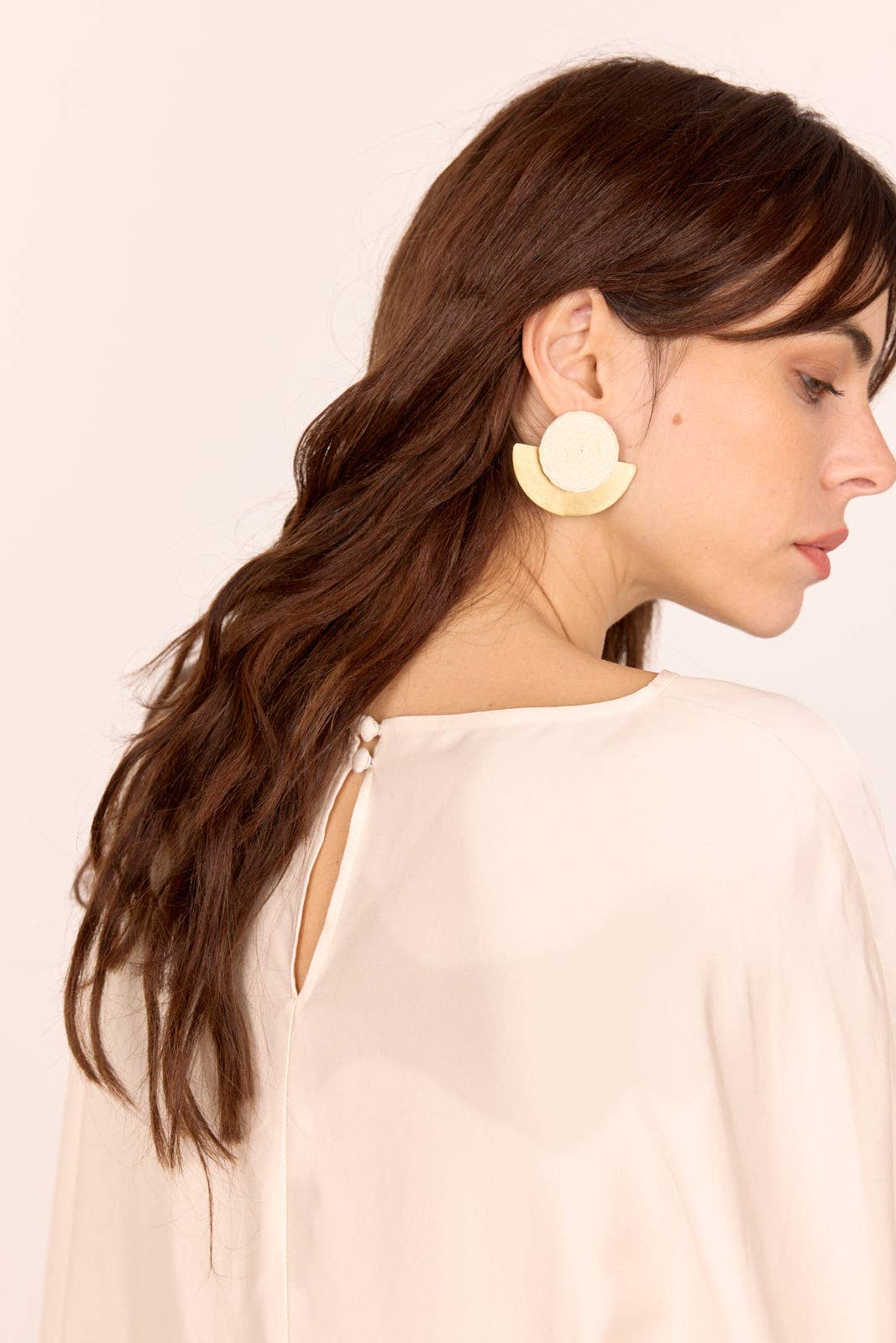 PENDIENTE DE RAFIA Y ACERO BEIGE