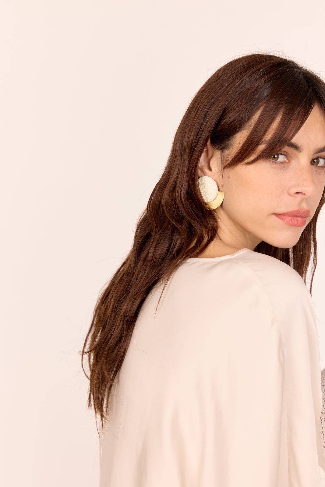 PENDIENTE DE RAFIA Y ACERO BEIGE