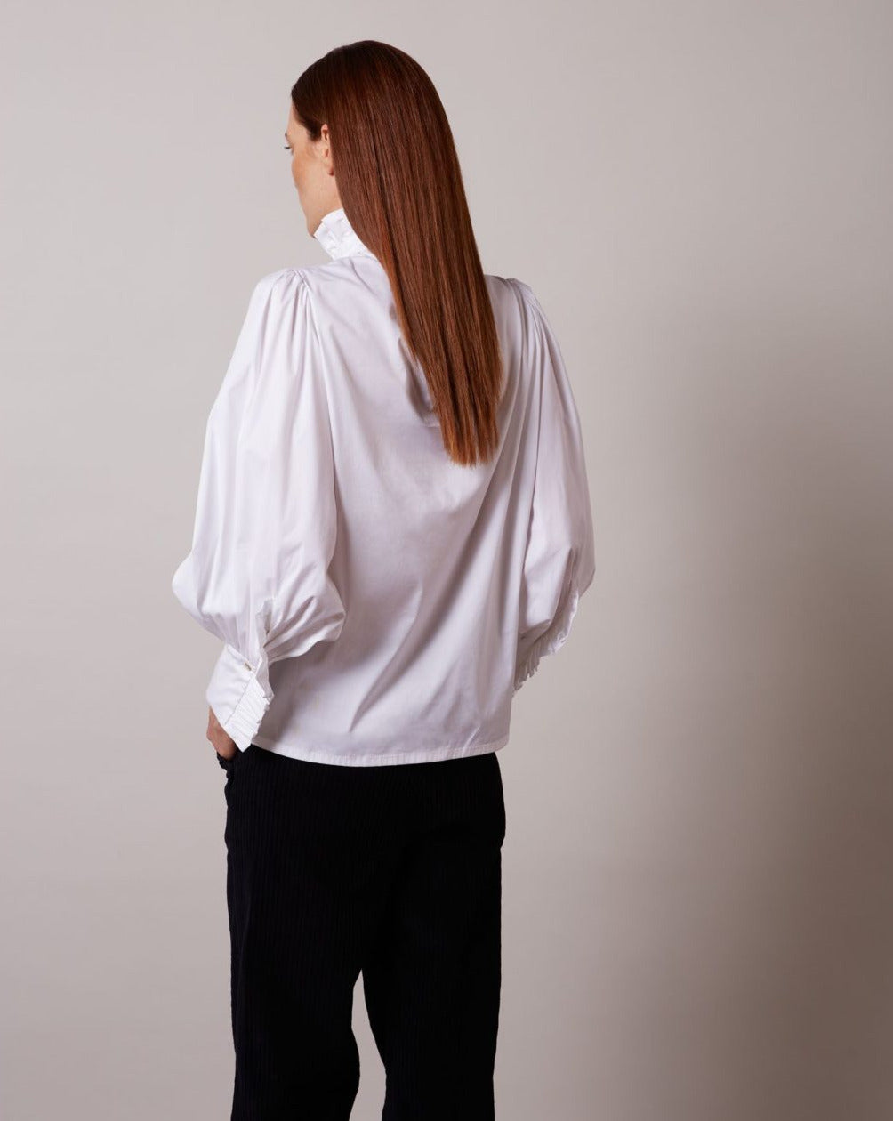 Camisa blanca con detalle de volante