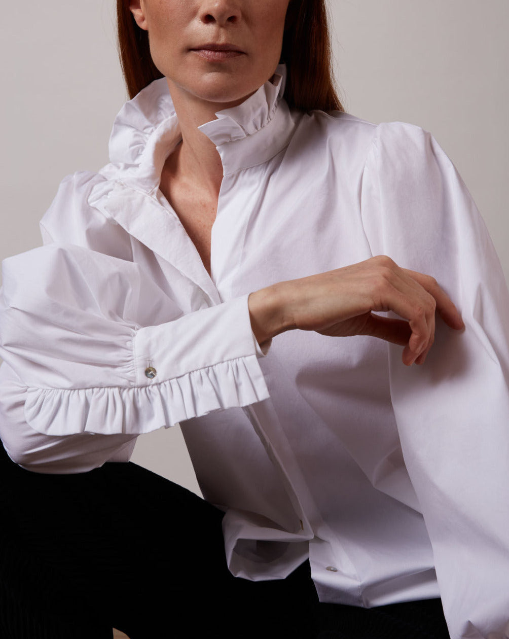 Camisa blanca con detalle de volante