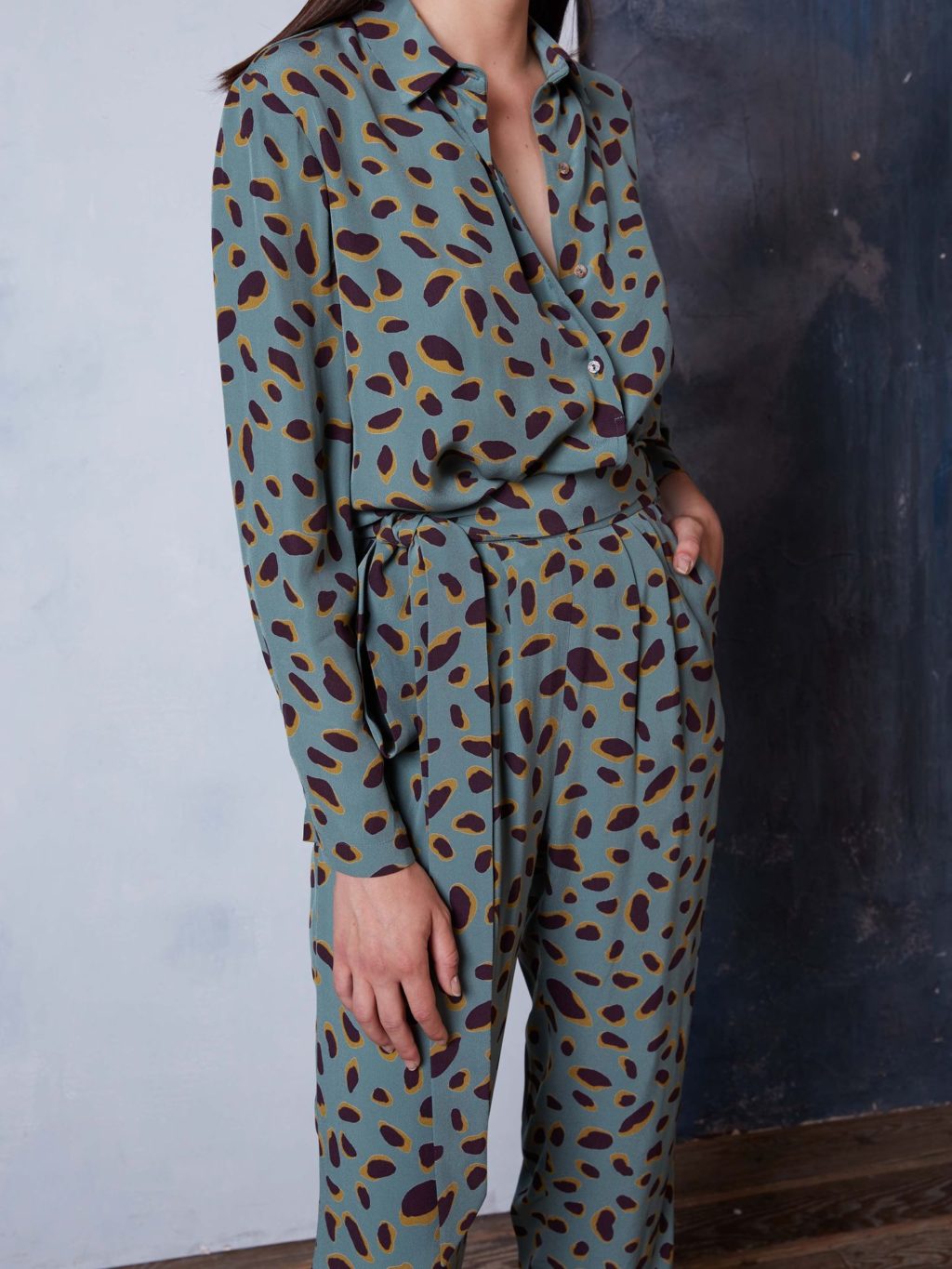 Pantalón con lazada estampado verde