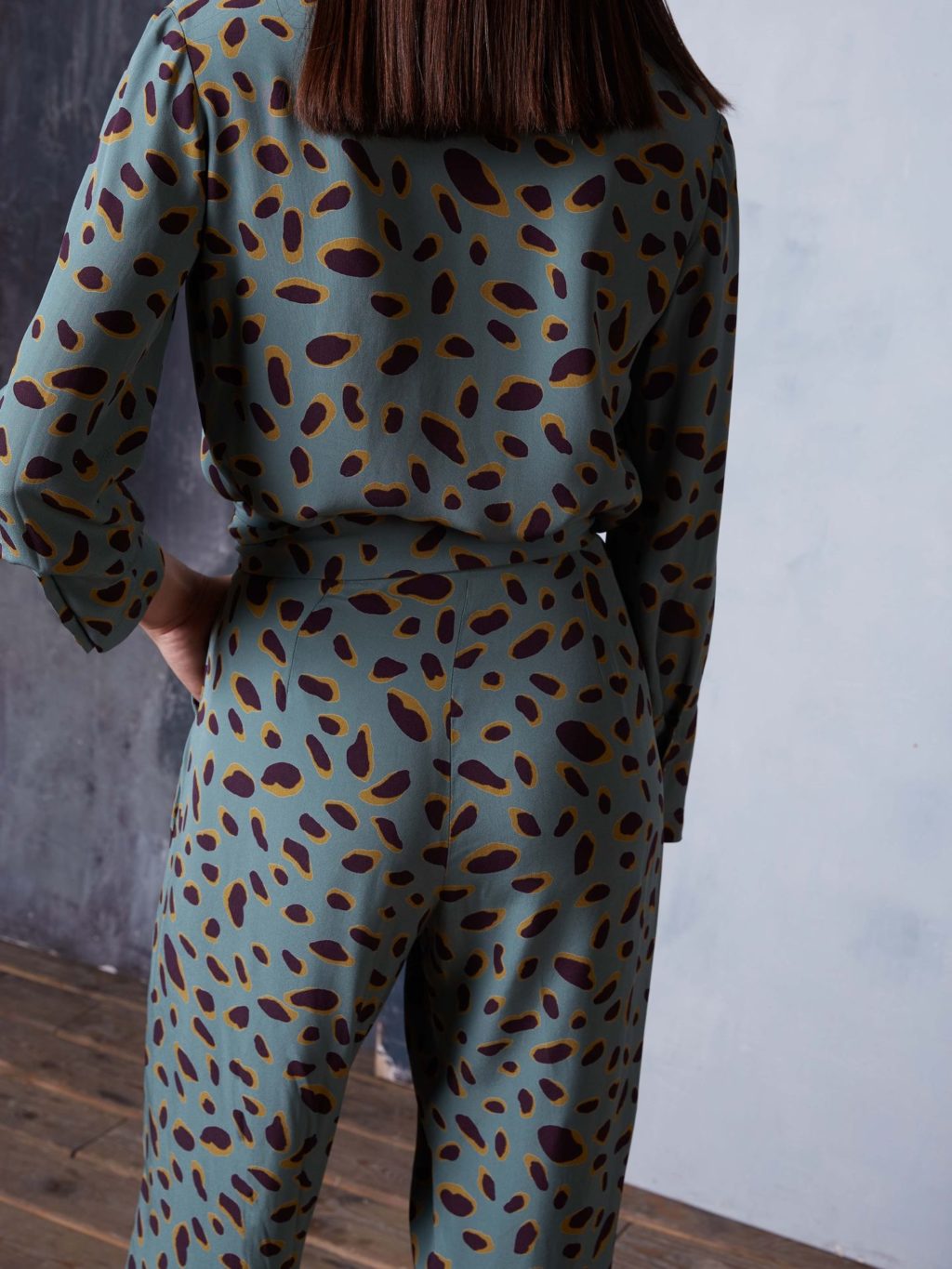 Pantalón con lazada estampado verde