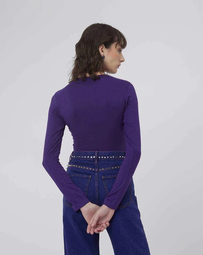 Camiseta con drapeado violeta