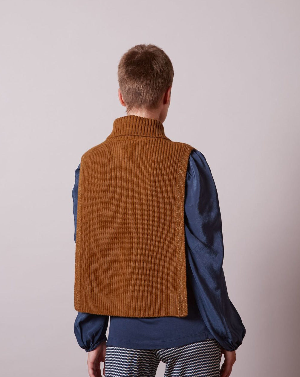 Cuello de punto ocre