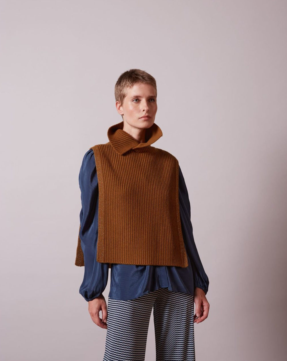 Cuello de punto ocre