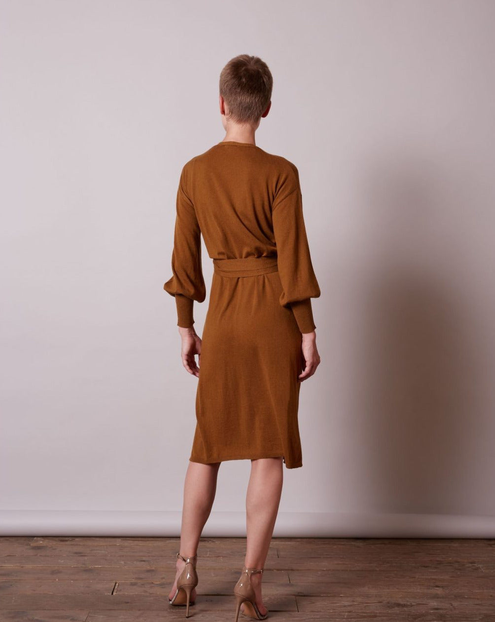Vestido cruzado o chaqueta abierta ocre