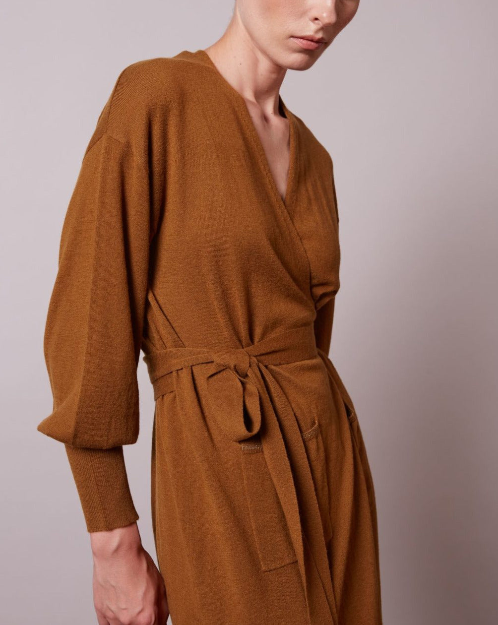 Vestido cruzado o chaqueta abierta ocre